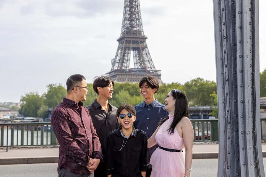 Paris: Professional Photoshoot - Photo Delivery in 24 Hours, Plus Professional Editing for Your 20 Picks