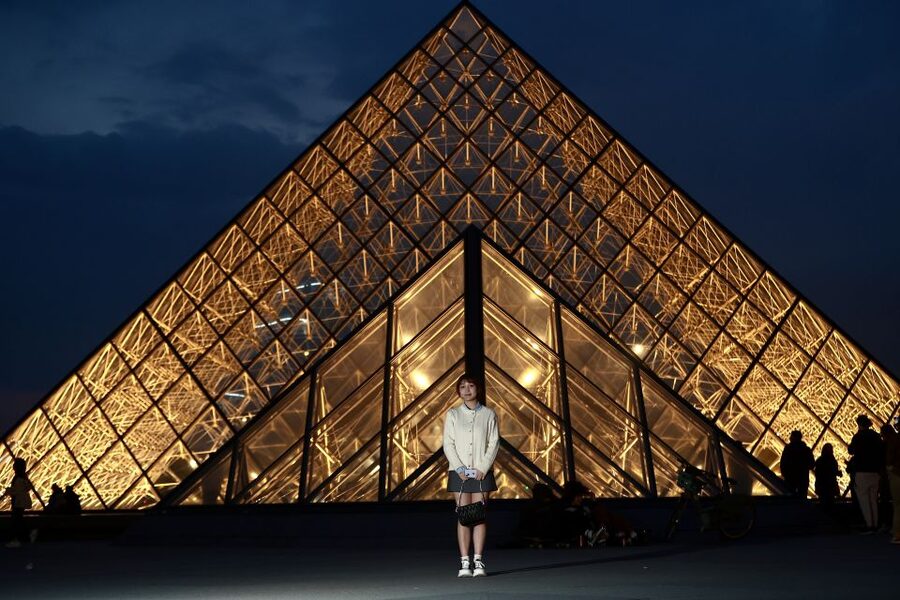 Paris: Professional Photoshoot with 300+ Photos + 1 present - What to Bring, and How to Prep So Your Photos Look Like You