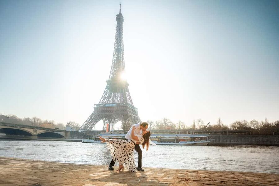 Paris: Professional Photoshoot with the Eiffel Tower - Editing and delivery: 30 or 60 photos in 48 hours via Google link
