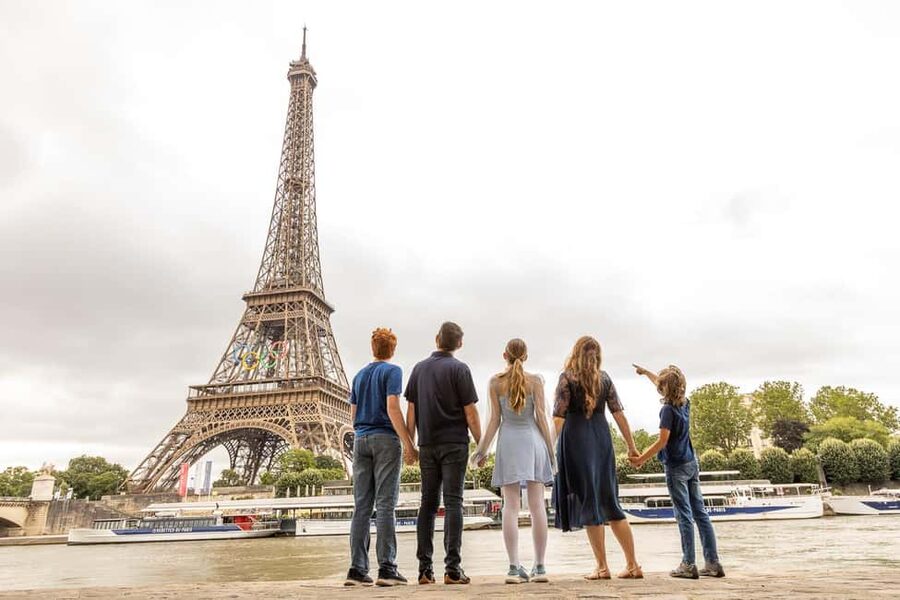 Paris: Professional Photoshoot - The Meeting at Pont de Bir-Hakeim, and Why That Start Matters