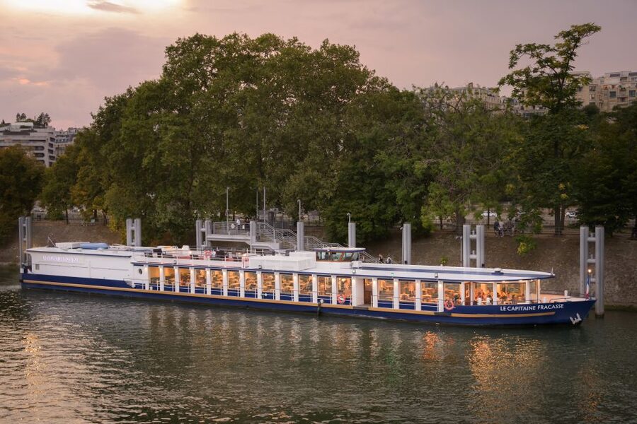 Paris: Romantic Cruise with 3-course Dinner on Seine River - Capitaine Fracasse and the boat experience you actually feel