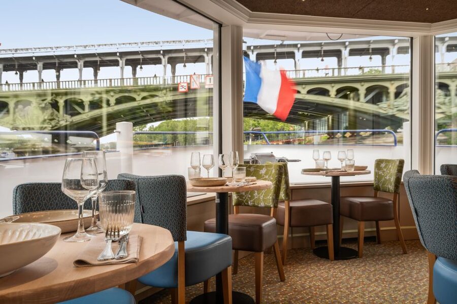 Paris: Romantic Cruise with 3-course Dinner on Seine River - Photo moments and terrace strategy that saves your time