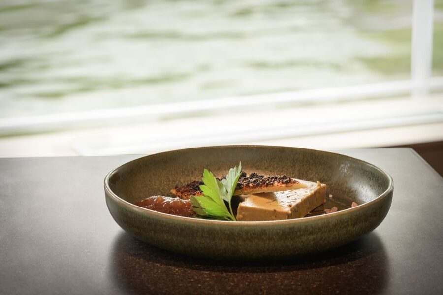 Paris: Romantic Cruise with 3-course Dinner on Seine River - Should you book this Capitaine Fracasse dinner cruise?