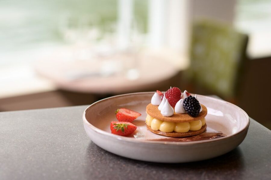 Paris: Romantic Cruise with 3-course Dinner on Seine River - The 3-course French dinner: what to expect in real life