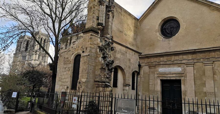 Paris: Romantic Piano Concert at Saint-Julien-le-Pauvre - Entering Saint-Julien-le-Pauvre before the music starts