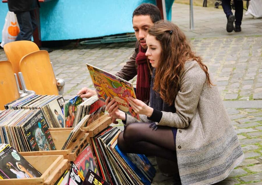 Paris: Saint Ouen Flea Market Guided Tour - Enter Saint-Ouen With a Plan, Not a Headache