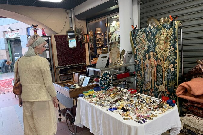 Paris: Saint Ouen Flea Market Guided Tour with Local Guide - Saint-Ouen shopping with a guide, not a scavenger hunt