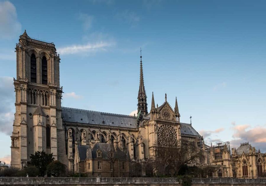 Paris: Sainte-Chapelle Entry with Notre Dame Outdoor Tour - Meeting at Pont au Double, Finding Your Guide Fast