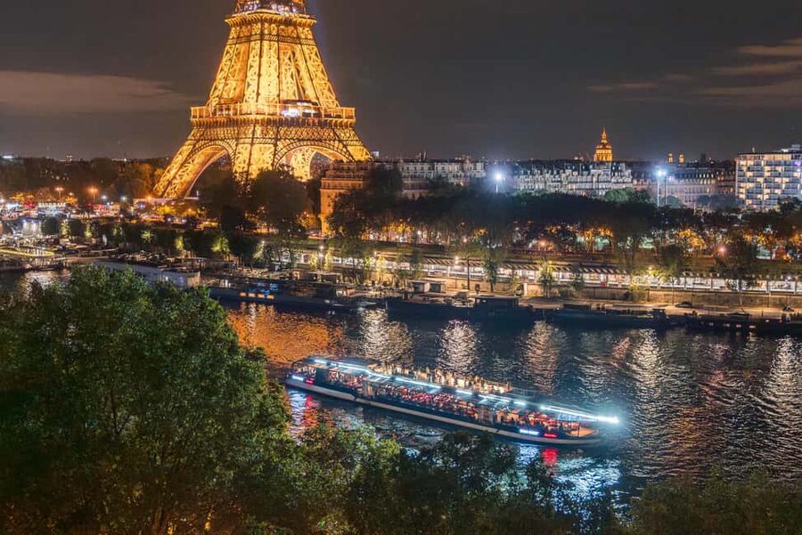 Paris : Scenic Cruise on the Seine River with Champagne - Notre-Dame and Île de la Cité, the stretch that makes the Seine feel special