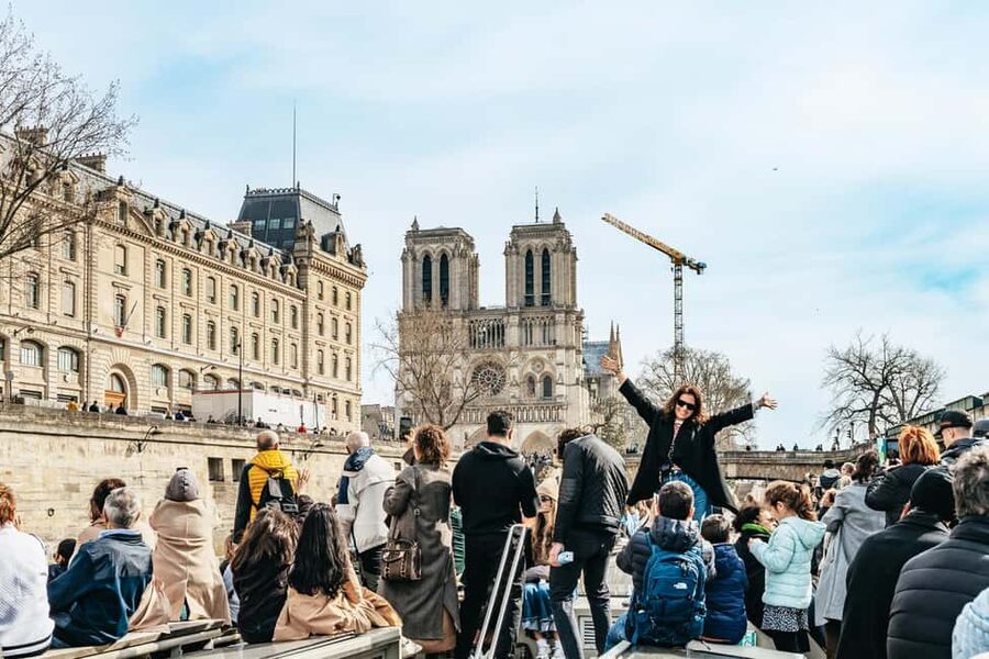 Paris: Seine Cruise and Macaron Tasting by the Eiffel Tower - Queues, Weather, and Real-World Planning
