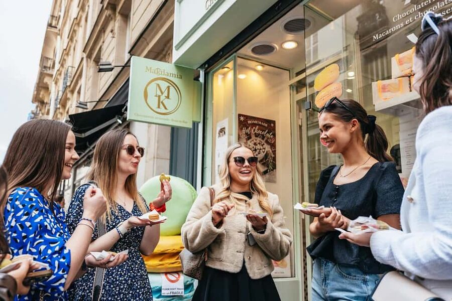 Paris: Seine Cruise and Macaron Tasting by the Eiffel Tower - The 1-Hour Seine Cruise: What You’ll See and Why It’s Worth It