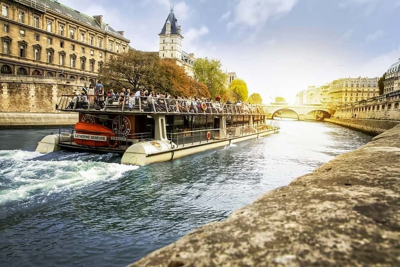 Paris: Seine Cruise & Crepe Tasting near the Eiffel Tower - Audio Guide and Language Options, Including the Wired Headset Detail