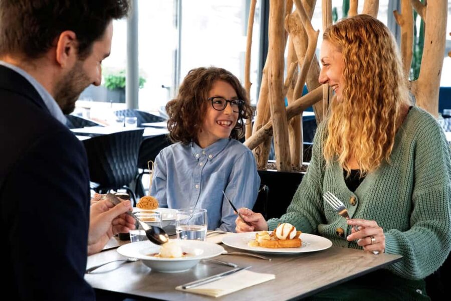 Paris: Seine River Cruise and 3-course Bistro Lunch - Finding Le Bistro Parisien and Bateaux Parisiens (Pontoon No. 2)