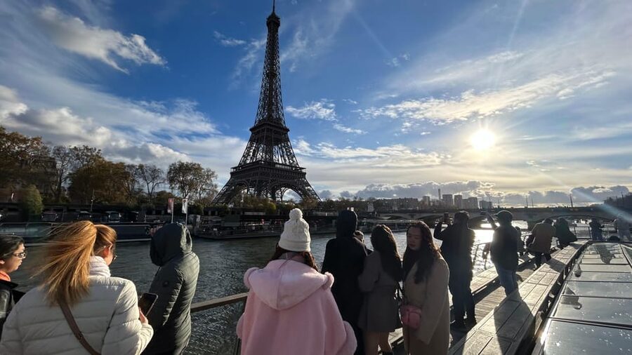 Paris: Seine River Cruise and 3-course Bistro Lunch - Le Bistro Parisien Lunch: 3 Courses With an Eiffel Tower View