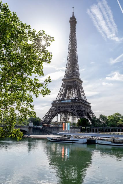 Paris: Seine River Cruise with Champagne from Eiffel Tower - What the Live Guide Adds (and Why It Matters)