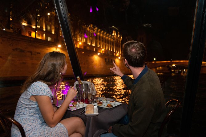 Paris Seine River Dinner Cruise with Champagne and Window Seating - Île de la Cité, Conciergerie, and the Notre-Dame skyline reveal