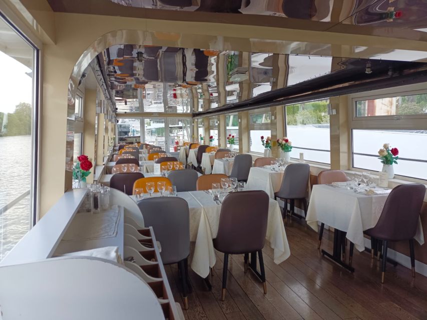 Paris : Seine River Lunch cruise from Eiffel Tower - Boarding experience on Tosca: captain welcome and butler service