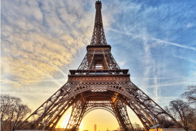 Paris: Seine River Sightseeing Sunset Cruise with Champagne - The on-the-water route: what you see from Pont Neuf to the Eiffel Tower