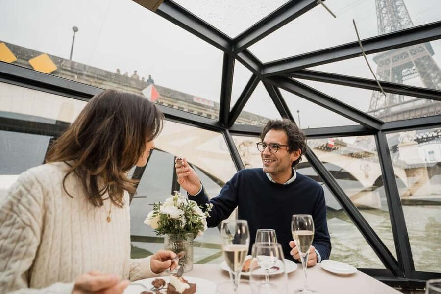 Paris: Sightseeing Cruise on the Seine with 3-Course Lunch - Île Saint-Louis to the Eiffel Tower: eating while the city headlines roll by