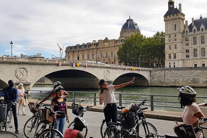 Paris Small Group Guided Bike Tour of Must-See Sights - Islands, the oldest bridge, and the lovers bridge moment