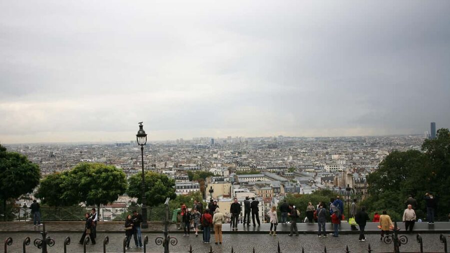 Paris: Small Group Moulin Rouge & Sacré Cœur Montmartre Tour - What the guide actually does: Daniel’s English and photo help
