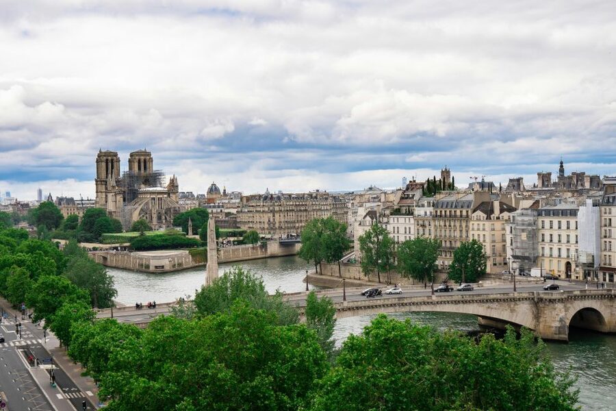 Paris: Ste-Chapelle, Conciergerie, Notre Dame Private Tour - Sainte-Chapelle: one full hour for the stained glass effect