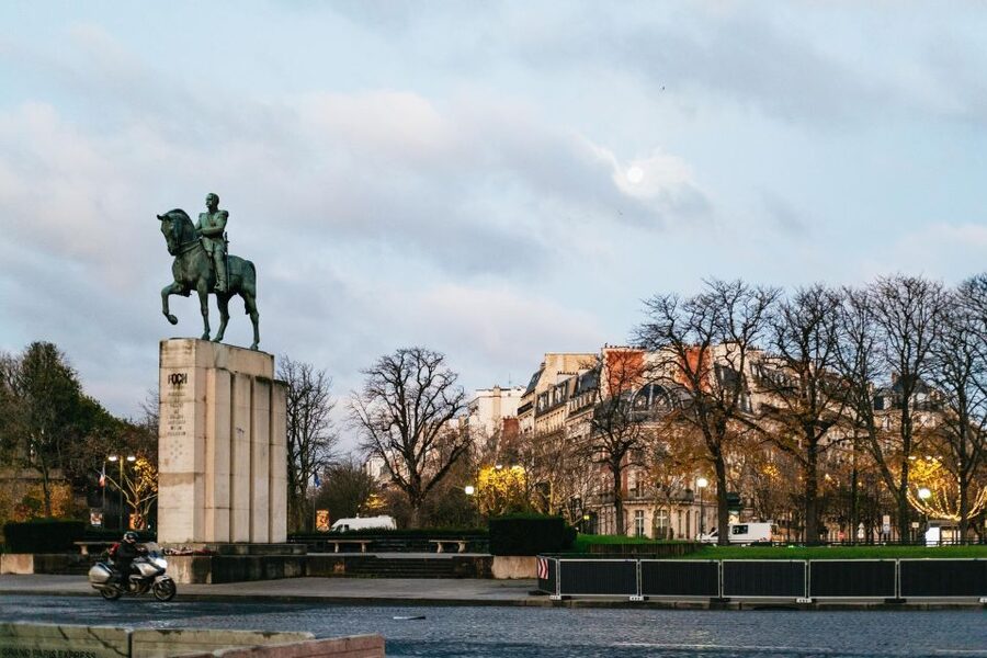 Paris: Sunrise Running and Sightseeing Group Tour - Your route from Notre-Dame to the Eiffel Tower, early