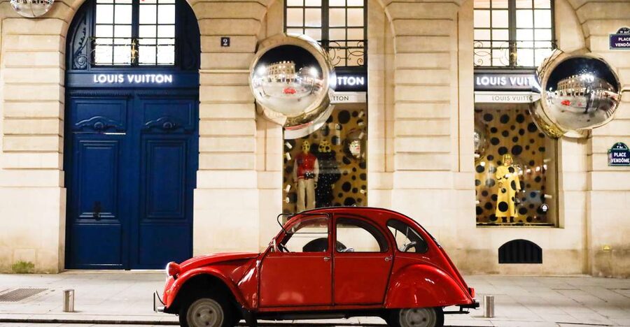 Paris :Tour 2CV Paris Secret - Montmartre first: vineyards, Dalida square, and Sacré-Cœur views