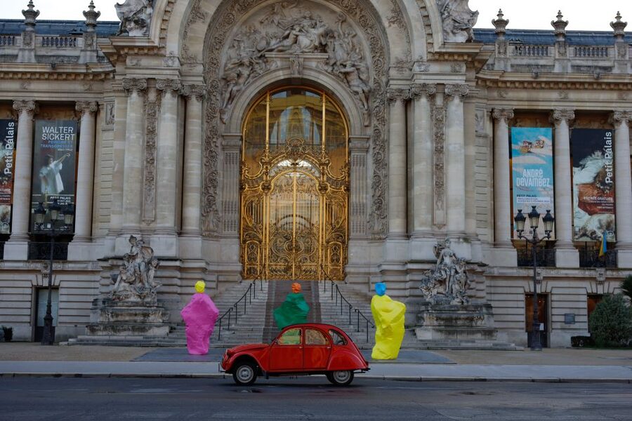 Paris :Tour 2CV Paris Secret - Moulin Rouge and Moulin de la Galette, then Place du Tertre