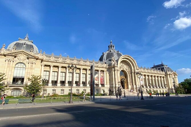 Paris Treasure Hunt – Explore the Seine from Louvre to Eiffel - What you get in the box: booklet, map, riddles, and real answers