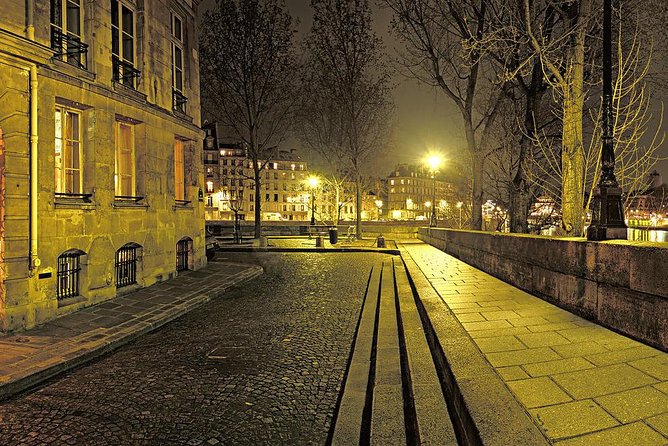 Paris until the heart of the night - Following the Lights: A Stop-by-Stop Guide to What You’ll See