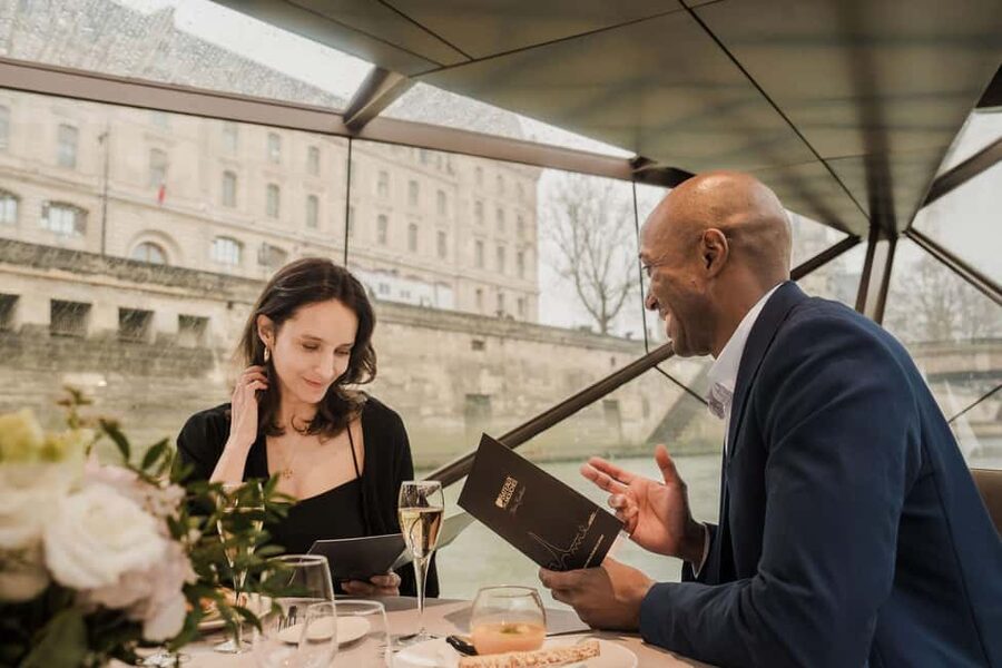 Paris : Valentine's Day Diner Cruise on the Seine river - Meeting at Port de la Conférence near Pont de l’Alma