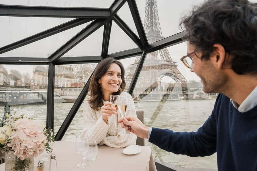 Paris : Valentine's Day Diner Cruise on the Seine river - The meal plan: a full 4-course French dinner with drinks