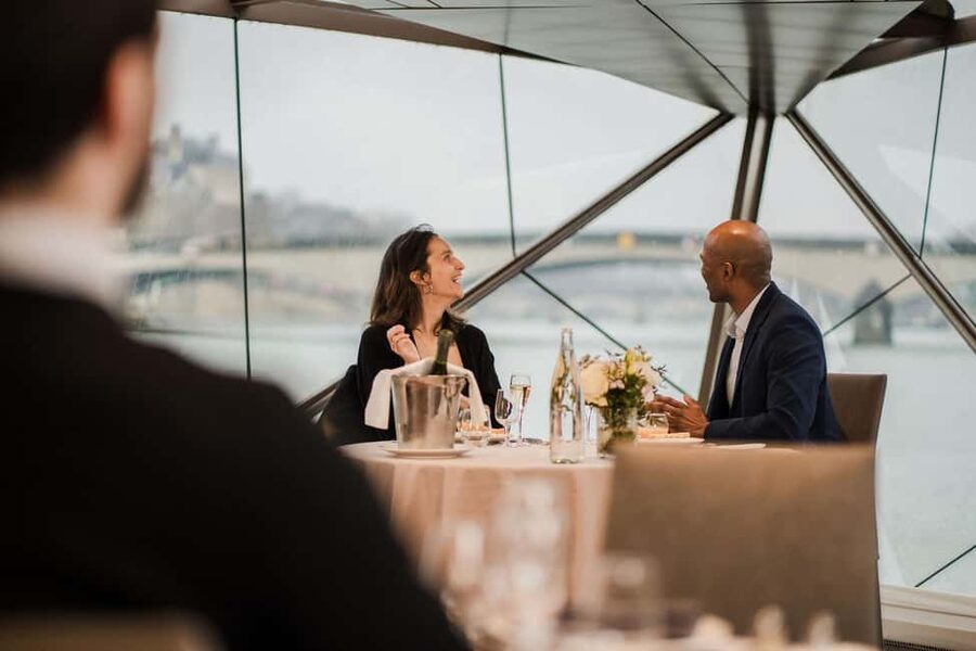 Paris : Valentine's Day Diner Cruise on the Seine river - La Samaritaine and the Statue of Liberty view