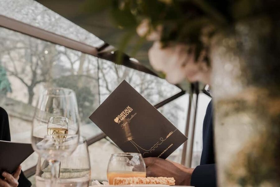 Paris : Valentine's Day Diner Cruise on the Seine river - Sailing past Paris landmarks in a photo-friendly sequence