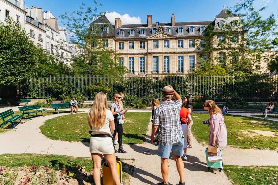 Paris: Walking Food Tour with Cheese, Wine and Delicacies - Le Marais is the right stage for a food walk