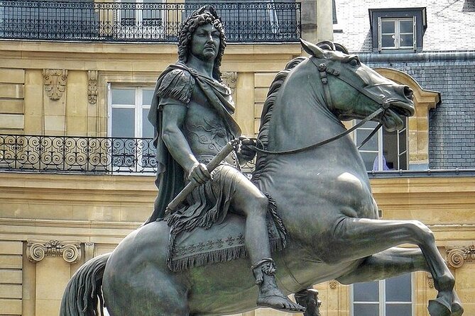 Paris Walking Tour , Historical Sites . - Group size, pace, and how to get better answers from Neda