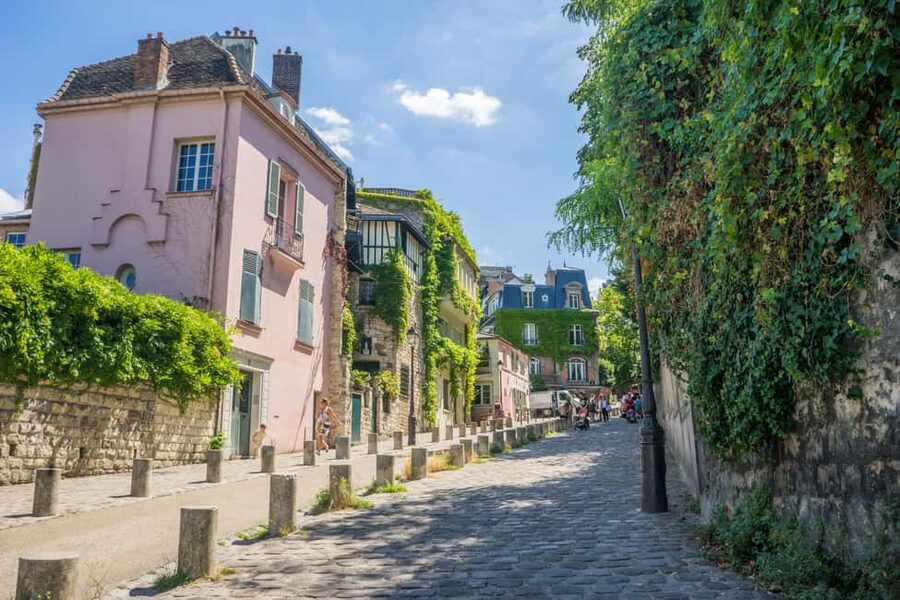 Paris: Walking Tour of Montmartre - Timing and Language: Match Your Day to the Right Guide