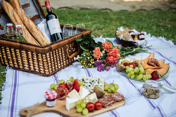 Parisian Romantic Picnic - A One-Hour Picnic With a Paris Script: Meet, Feast, Photograph