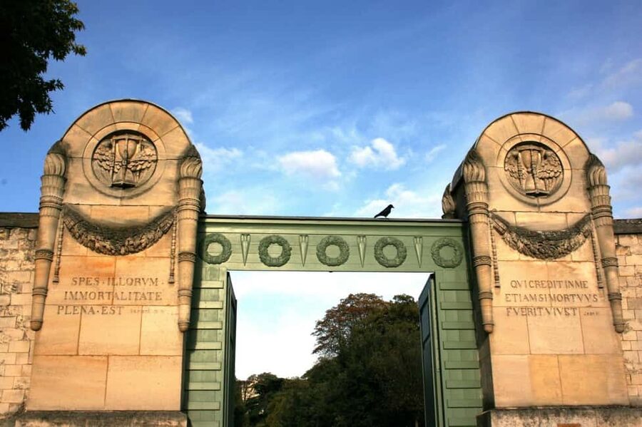 Père Lachaise Cemetery Tour, Tales from the Graves & Crepes - Timing, pace, and who this tour suits best