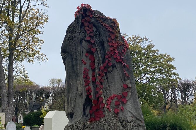 Père Lachaise's Cemetery Celebrities and Ghosts Mystery Tour - Why Père Lachaise works for a celebrity-and-ghost style walk