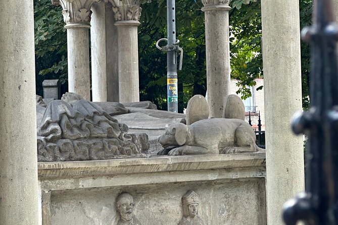 Père Lachaise's Cemetery Celebrities and Ghosts Mystery Tour - Meeting at Philippe Auguste, and how to start smoothly