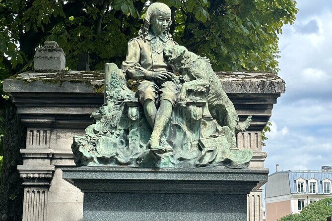 Père Lachaise's Cemetery Celebrities and Ghosts Mystery Tour - Stop-by-stop: celebrity tombs you will recognize instantly