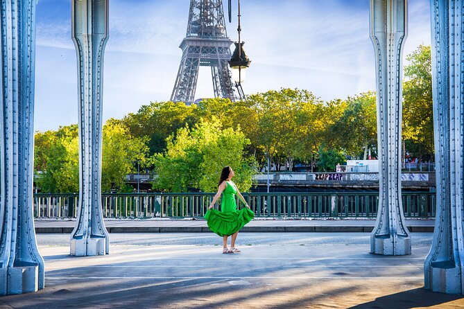 Photo Session Around Eiffel Tower - How the photographer runs the shoot, and why communication is part of the value