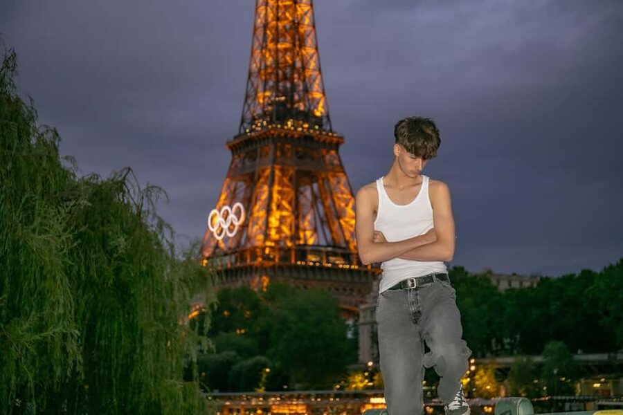 Photo session for couples with flowers around Eiffel tower - Why Trocadéro Is the Best Stage for Couples Shots