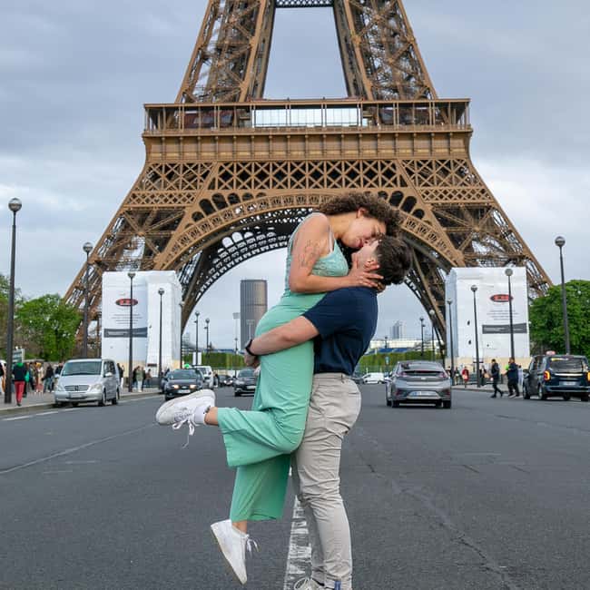 Photo session for couples with flowers around Eiffel tower - Posing Guidance That Actually Feels Natural