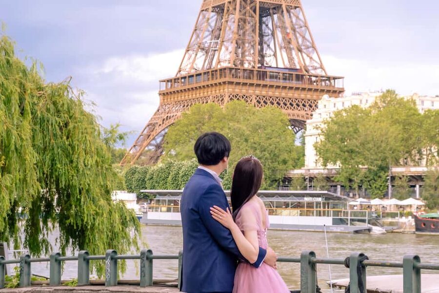 Photo session for couples with flowers around Eiffel tower - What You Get After the Shoot, Editing and Delivery Pace