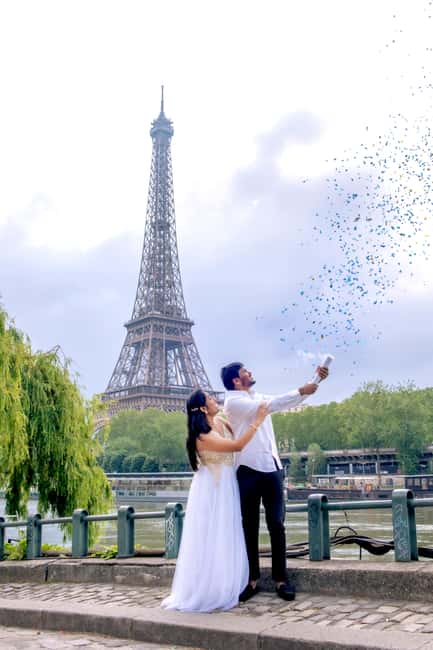 Photo session for couples with flowers around Eiffel tower - Meeting Point at the Museum of Architecture, How to Find It Easy