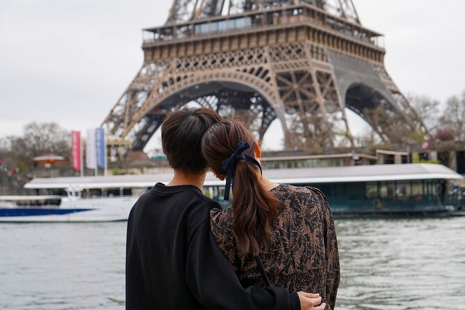 Photo Session in Paris - Photographer at the Eiffel Tower - Finish in the gardens: softer backdrops that still keep the Eiffel in frame