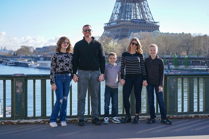 Photo Session in Paris - Photographer at the Eiffel Tower - How the posing guidance makes you look natural (even if you feel awkward)